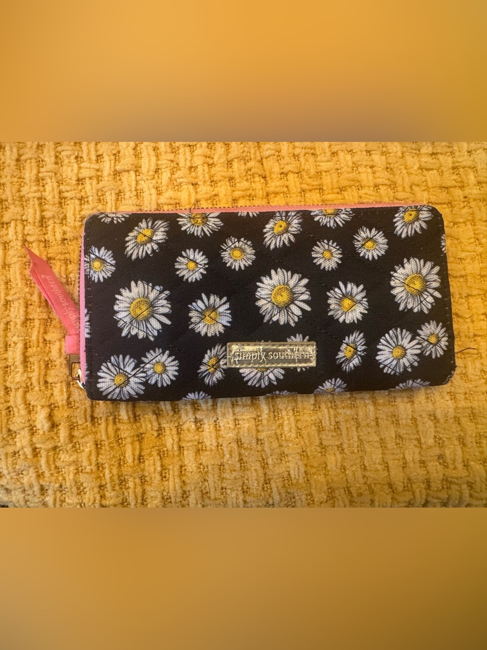SIMPLY SOUTHERN DAISY PRINT ZIP AROUND WALLET EUC